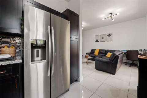 Touwnhouse à vendre à Miami, Floride: 3 chambres, 154.22 m2 № 2057420 - photo 14