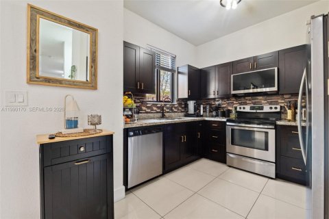 Touwnhouse à vendre à Miami, Floride: 3 chambres, 154.22 m2 № 2057420 - photo 13