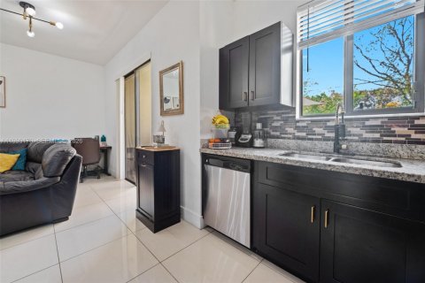Touwnhouse à vendre à Miami, Floride: 3 chambres, 154.22 m2 № 2057420 - photo 15