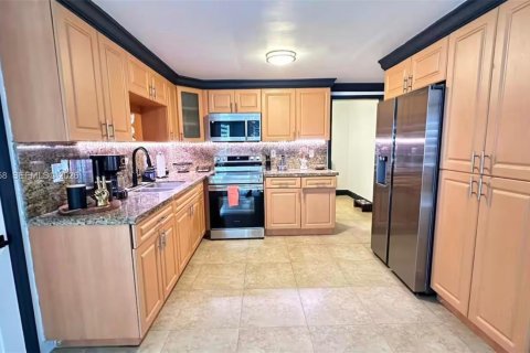 Villa ou maison à vendre à Hialeah, Floride: 6 chambres, 220.92 m2 № 2001303 - photo 12