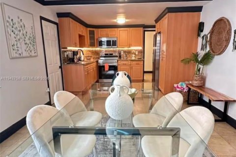 Villa ou maison à vendre à Hialeah, Floride: 6 chambres, 220.92 m2 № 2001303 - photo 8
