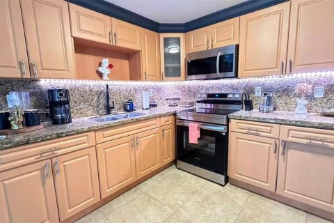 Villa ou maison à vendre à Hialeah, Floride: 6 chambres, 220.92 m2 № 2001303 - photo 11