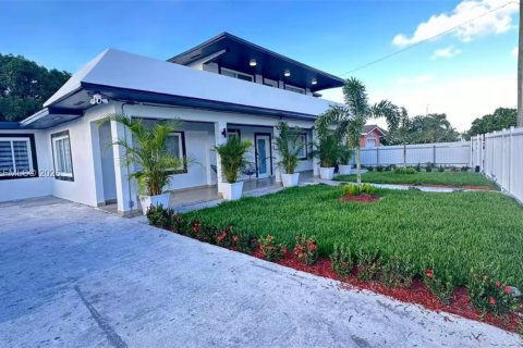 Villa ou maison à vendre à Hialeah, Floride: 6 chambres, 220.92 m2 № 2001303 - photo 4