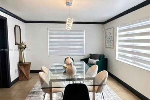 Villa ou maison à vendre à Hialeah, Floride: 6 chambres, 220.92 m2 № 2001303 - photo 10