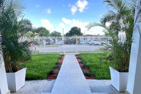 Villa ou maison à vendre à Hialeah, Floride: 6 chambres, 220.92 m2 № 2001303 - photo 2