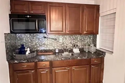 Villa ou maison à vendre à Hialeah, Floride: 6 chambres, 220.92 m2 № 2001303 - photo 22