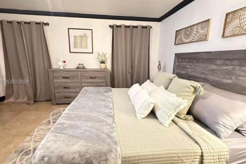 Villa ou maison à vendre à Hialeah, Floride: 6 chambres, 220.92 m2 № 2001303 - photo 15