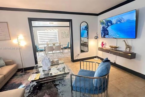 Villa ou maison à vendre à Hialeah, Floride: 6 chambres, 220.92 m2 № 2001303 - photo 5