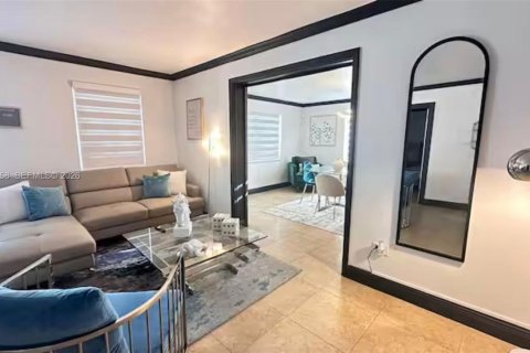 Villa ou maison à vendre à Hialeah, Floride: 6 chambres, 220.92 m2 № 2001303 - photo 6