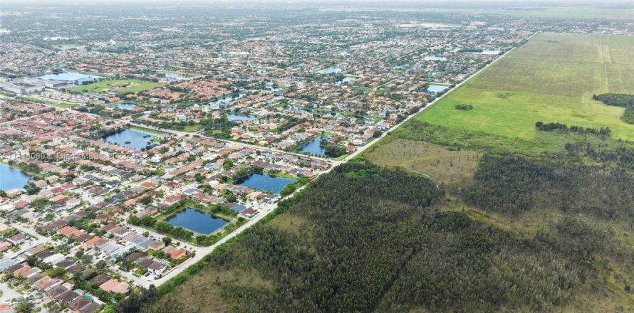Land in Miami, Florida № 598764