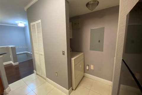 Condominio en alquiler en North Lauderdale, Florida, 1 dormitorio, 81.57 m2 № 1998922 - foto 11