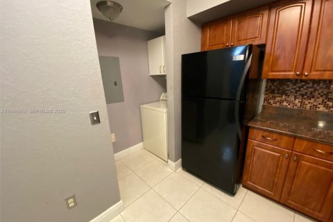 Condominio en alquiler en North Lauderdale, Florida, 1 dormitorio, 81.57 m2 № 1998922 - foto 10