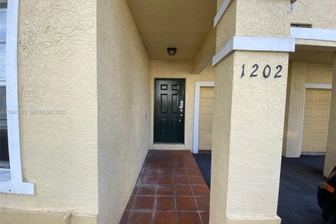 Condominio en alquiler en North Lauderdale, Florida, 1 dormitorio, 81.57 m2 № 1998922 - foto 2