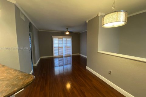 Condominio en alquiler en North Lauderdale, Florida, 1 dormitorio, 81.57 m2 № 1998922 - foto 13
