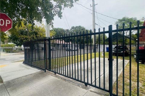 Commercial property in Miami, Florida 267.56 sq.m. № 2001586 - photo 3