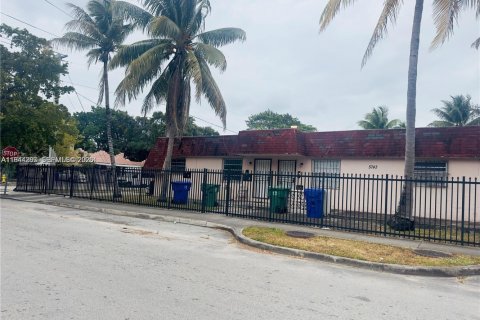 Commercial property in Miami, Florida 267.56 sq.m. № 2001586 - photo 2