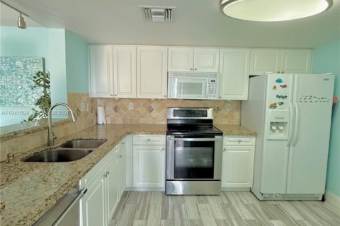 Кондоминиум с 2 спальнями в Форт-Лодердейл, Флорида № 2002384