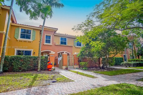 Touwnhouse à louer à Pembroke Pines, Floride: 2 chambres, 102.19 m2 № 2404122 - photo 2