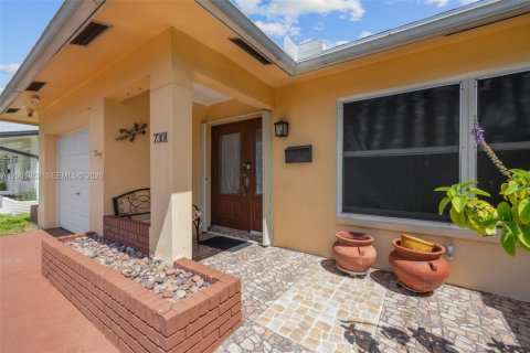 House in Tamarac, Florida 3 bedrooms, 147.44 sq.m. № 2065472 - photo 3