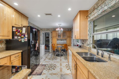 House in Tamarac, Florida 3 bedrooms, 147.44 sq.m. № 2065472 - photo 12