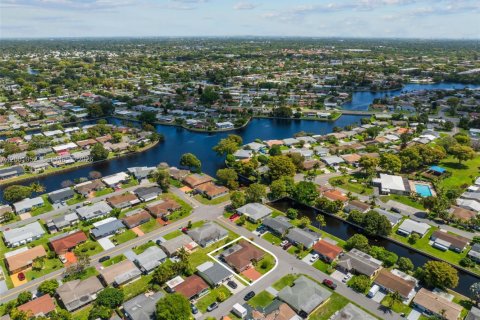 House in Tamarac, Florida 3 bedrooms, 147.44 sq.m. № 2065472 - photo 4