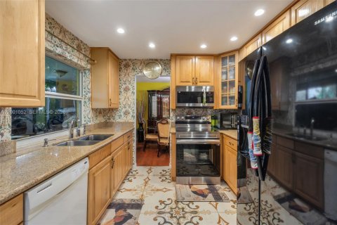 House in Tamarac, Florida 3 bedrooms, 147.44 sq.m. № 2065472 - photo 11