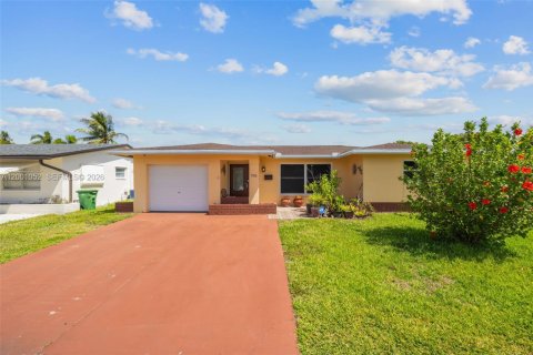 House in Tamarac, Florida 3 bedrooms, 147.44 sq.m. № 2065472 - photo 2