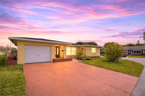 House in Tamarac, Florida 3 bedrooms, 147.44 sq.m. № 2065472