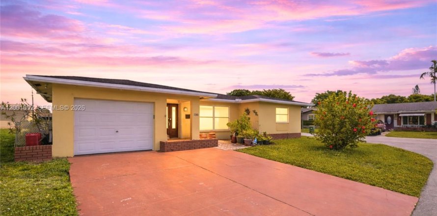 House in Tamarac, Florida 3 bedrooms, 147.44 sq.m. № 2065472