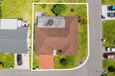 House in Tamarac, Florida 3 bedrooms, 147.44 sq.m. № 2065472 - photo 29