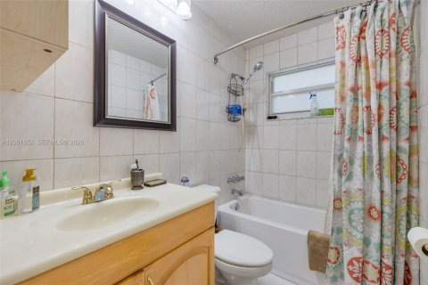 House in Tamarac, Florida 3 bedrooms, 147.44 sq.m. № 2065472 - photo 15