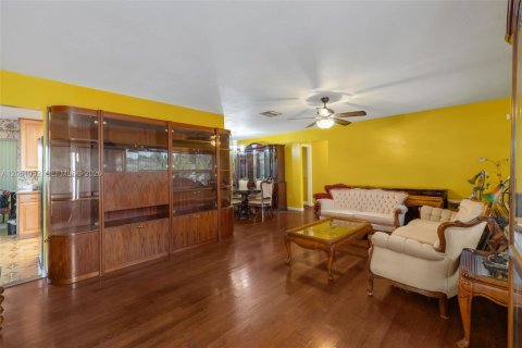 House in Tamarac, Florida 3 bedrooms, 147.44 sq.m. № 2065472 - photo 5