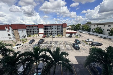 Condo à Hialeah, Floride, 1 chambre  № 2413049