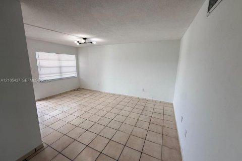 Copropriété à louer à Hialeah, Floride: 1 chambre, 55.56 m2 № 2413049 - photo 10