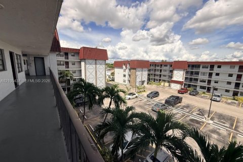 Copropriété à louer à Hialeah, Floride: 1 chambre, 55.56 m2 № 2413049 - photo 2