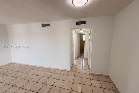 Copropriété à louer à Hialeah, Floride: 1 chambre, 55.56 m2 № 2413049 - photo 9