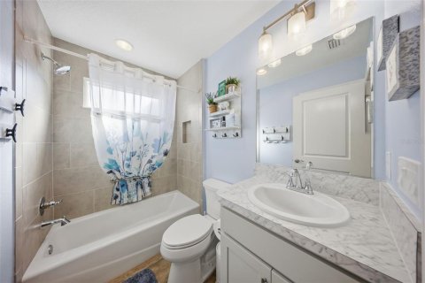 House in The Villages, Florida 4 bedrooms, 187.11 sq.m. № 2430332 - photo 30