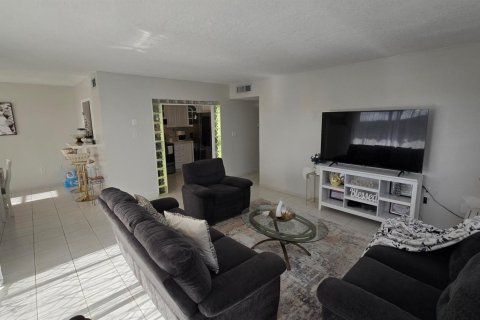 Condominio en venta en Lauderhill, Florida, 2 dormitorios, 104.05 m2 № 2187022 - foto 8