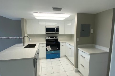 Condo in Miami, Florida, 3 bedrooms  № 1849297 - photo 2