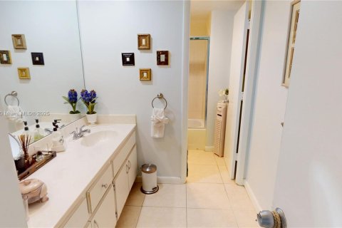 Condo in Miami, Florida, 1 bedroom  № 1937909 - photo 20