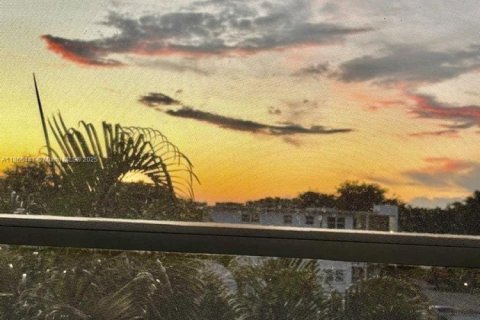 Condominio en venta en Deerfield Beach, Florida, 1 dormitorio, 66.98 m2 № 1981930 - foto 24