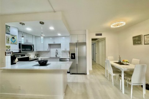 Condominio en venta en Deerfield Beach, Florida, 1 dormitorio, 66.98 m2 № 1981930 - foto 11