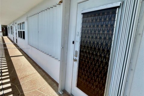 Condominio en venta en Deerfield Beach, Florida, 1 dormitorio, 66.98 m2 № 1981930 - foto 2