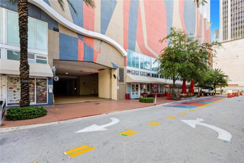 Снять в аренду кондоминиум в Майами, Флорида 2 спальни, 116.69м2, № 1968263 - фото 23