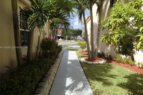 Villa ou maison à louer à Pembroke Pines, Floride: 4 chambres, 147.71 m2 № 2055786 - photo 4