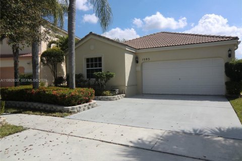 Villa ou maison à louer à Pembroke Pines, Floride: 4 chambres, 147.71 m2 № 2055786 - photo 1