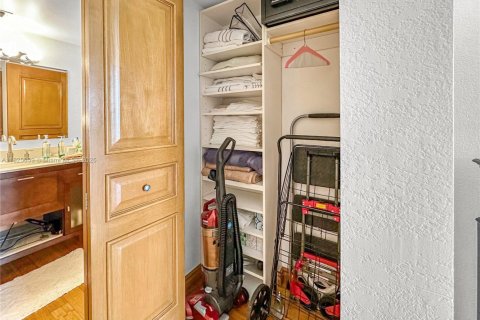 Condo in Miami Beach, Florida, 2 bedrooms  № 1794883 - photo 22