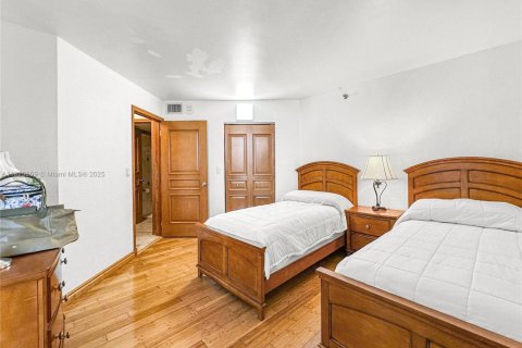 Condo in Miami Beach, Florida, 2 bedrooms  № 1794883 - photo 17