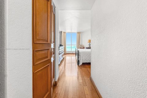 Condo in Miami Beach, Florida, 2 bedrooms  № 1794883 - photo 16