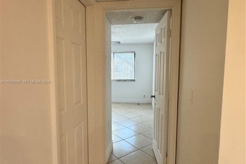 Condo in Coral Springs, Florida, 2 bedrooms  № 2041004 - photo 13